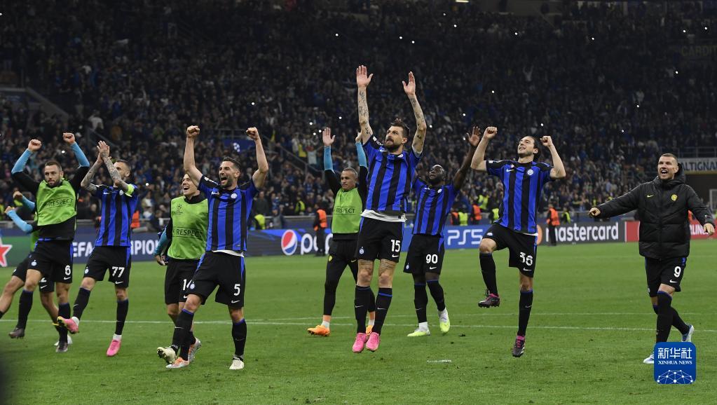 广东男篮在CBA俱乐部杯中以56-30大胜合肥狂风，发挥出色，攻防效率高，取得八强资格。