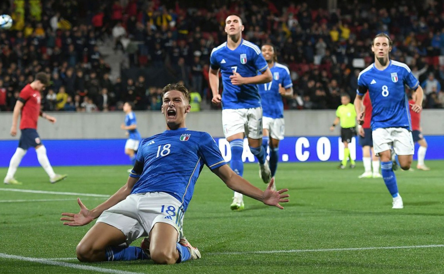 中超：山东泰山主场2-0完胜青岛队