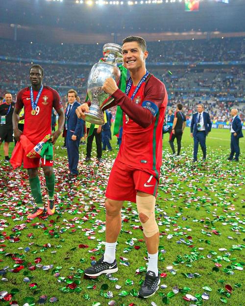 传闻：枪手、蓝军、红军、曼联和拜仁与卡马文加联系在一起