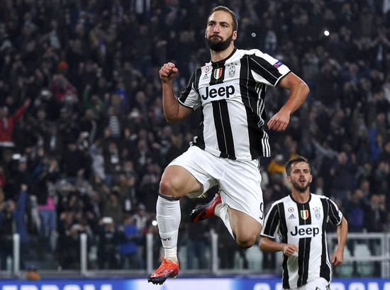 贝克汉姆观看迈阿密国际训练，与梅西、德保罗拥抱