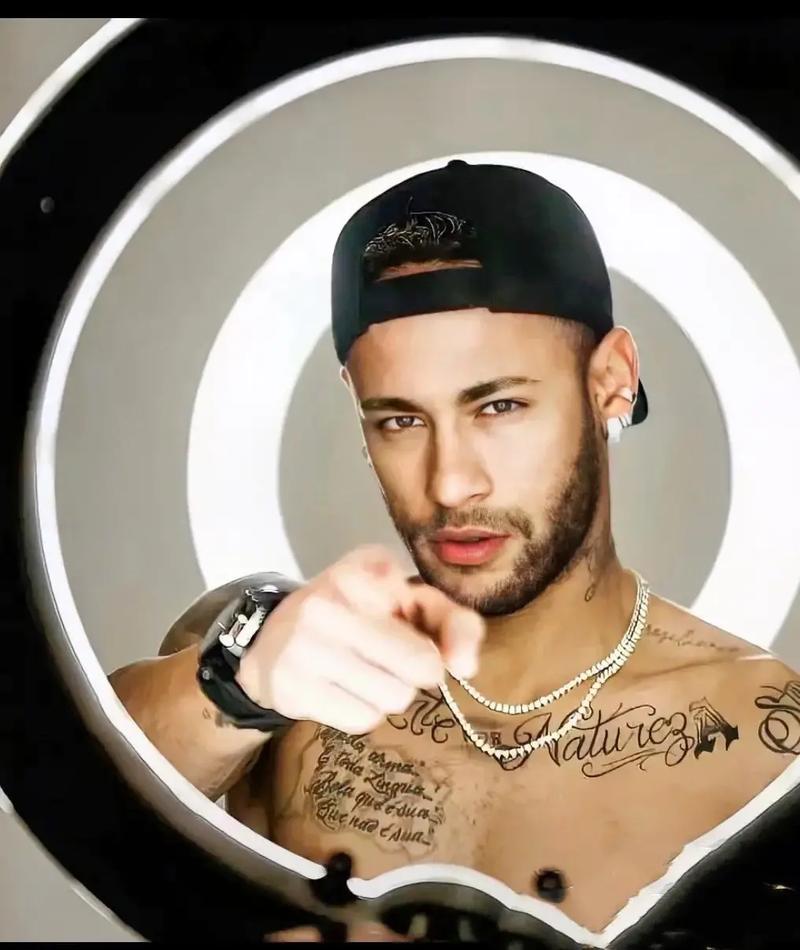 BBC：前曼城球员巴顿因社媒攻击性言论被判6个月监禁