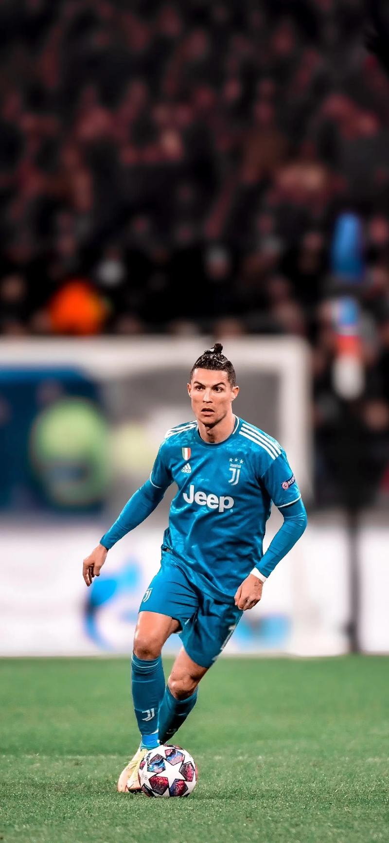 理性追星，新鹏城vs成都赛后有球迷跳下看台与韦世豪合影