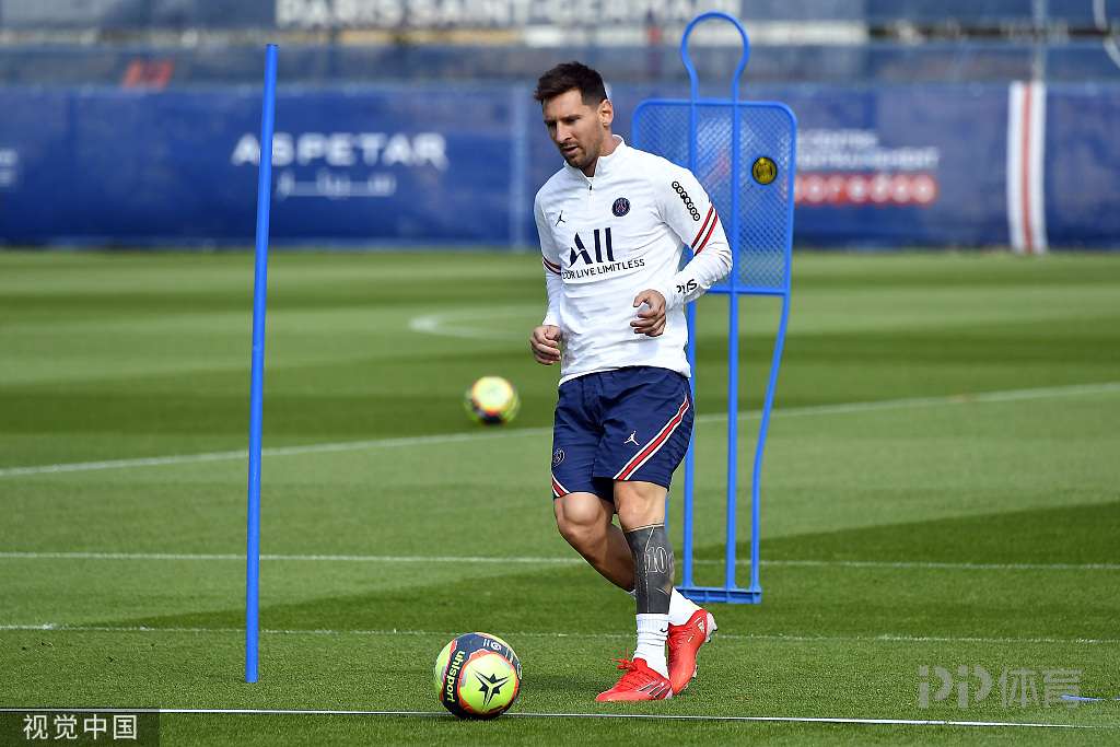 足协主席宋凯现身成都，徐正源、韦世豪、胡荷韬在酒店迎接